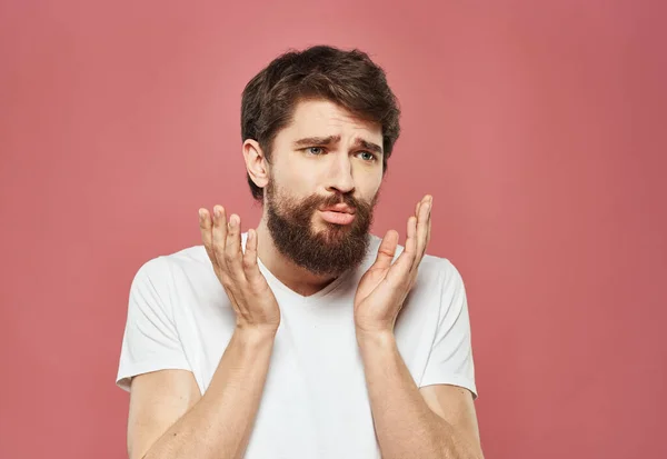 Um homem de t-shirt branca com barba sobre fundo rosa Copiar espaço — Fotografia de Stock