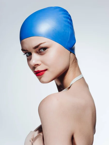 一个戴着蓝色泳帽、赤身裸体的漂亮女人的侧影 — 图库照片