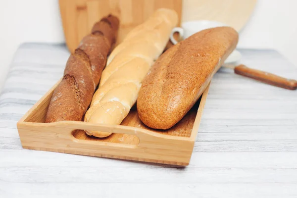 Taze somun ekmek varilleri mutfak yiyecek karnesi kahvaltısı. — Stok fotoğraf