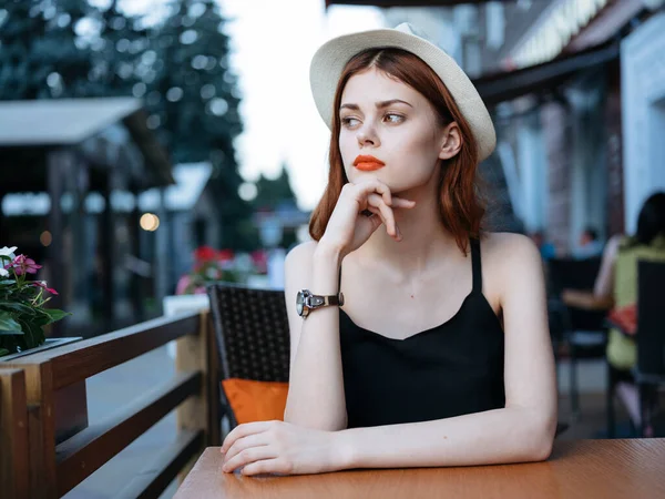 Belle femme dans la rue café modèle restaurant émotions chapeau robe — Photo