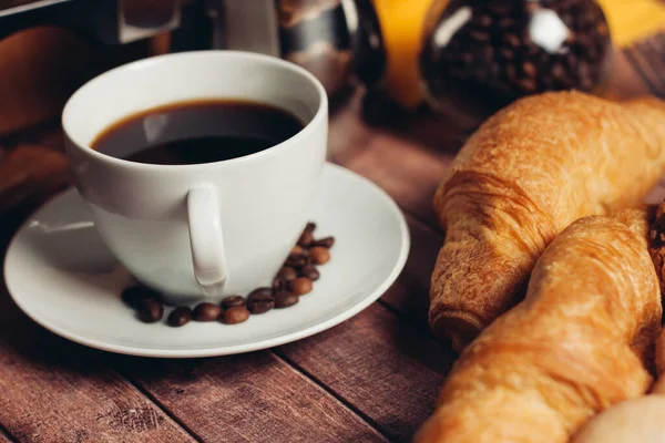 Kopi dengan kue manis makanan penutup sarapan — Stok Foto