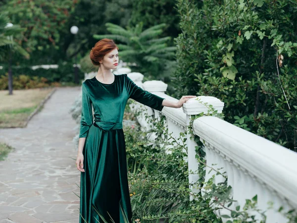 Gyönyörű nő zöld ruha építészet természet glamor modell — Stock Fotó