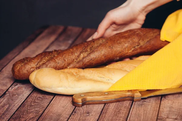 Szeletelt friss kenyérvágó tábla fa asztal — Stock Fotó