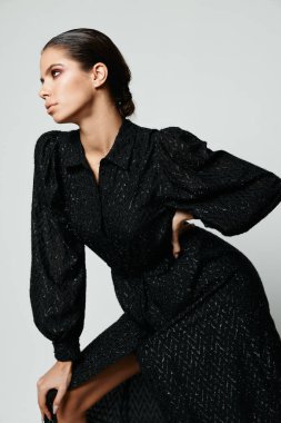 Parlak makyajlı kadın öne doğru eğildi.