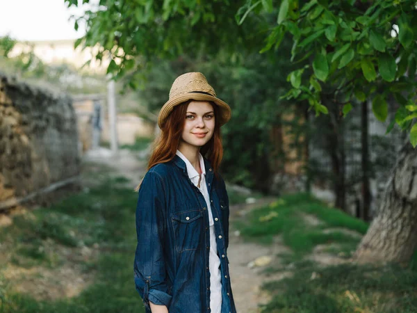 Žena s kloboukem a džínovou bundou venkov příroda budovat emoce — Stock fotografie