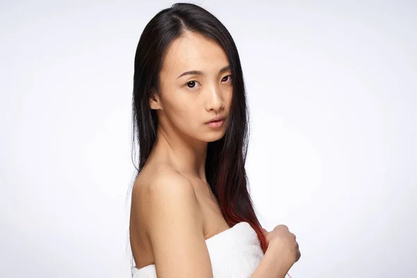 Asiatisk kvinna täcker sig med en handduk efter dusch ren hud — Stockfoto