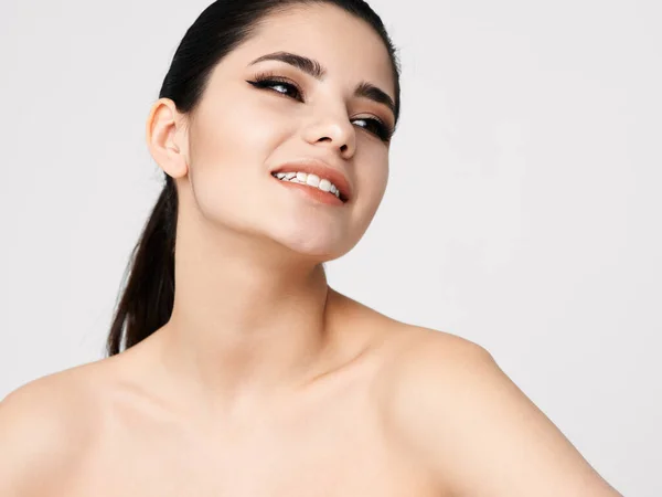 Morena brilhante maquiagem modelo nu ombros sorriso — Fotografia de Stock