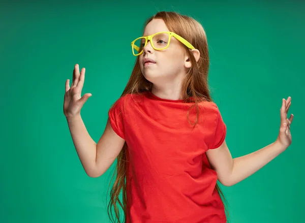 Schattig meisje met rood haar geel bril emoties studio groen achtergrond — Stockfoto