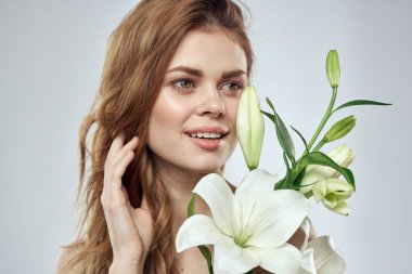 Çiçekli duygusal bir kadın. Bahar modeli. Çıplak omuzlar.