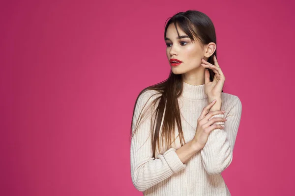 Mulher com lábios vermelhos maquiagem brilhante blusa branca cabelo longo fundo rosa — Fotografia de Stock