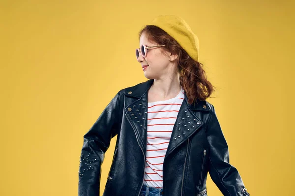 Vrolijk klein meisje in zonnebril en hoed levensstijl studio gele achtergrond mode — Stockfoto