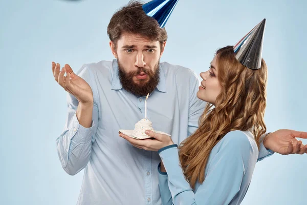 Cumpleaños corporativo joven hombre y mujer con pastel en el fondo aislado fiesta disco — Foto de Stock