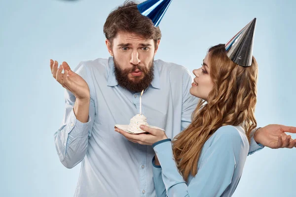 Anniversaire jeune homme et femme d'entreprise avec gâteau sur fond isolé fête disco — Photo