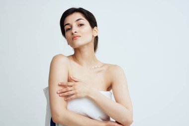 Güzel esmer, çıplak omuzlar beyaz havlu temiz deri banyosu