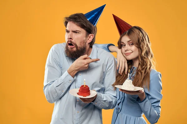 Aniversário festa homem e mulher diversão amarelo fundo cap feriado — Fotografia de Stock