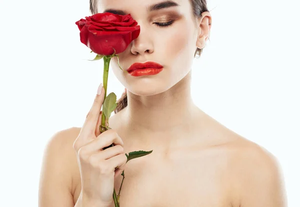 Žena s červenou růží v rukou a make-up oko stín model nahá ramena oříznutý pohled — Stock fotografie