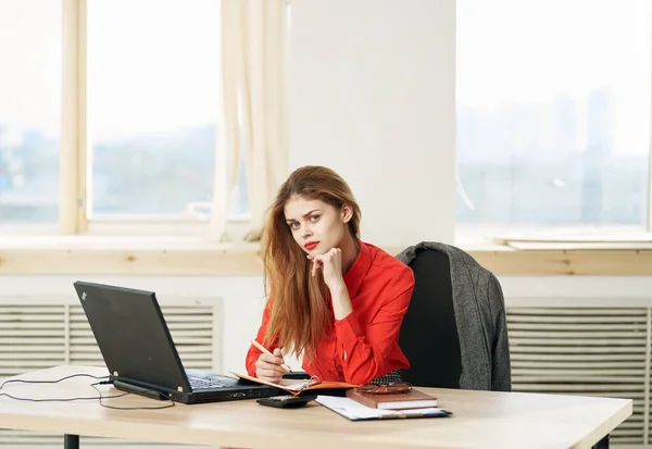 Mulher de negócios secretária escritório laptop comunicação gerente — Fotografia de Stock