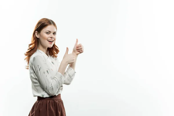 Mulher bonita gesticulando com as mãos estilo elegante divertido — Fotografia de Stock