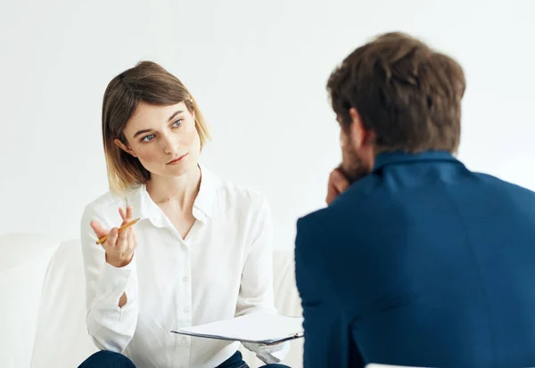 CV mujer y hombre traje documentos comunicación personas puestos de trabajo — Foto de Stock