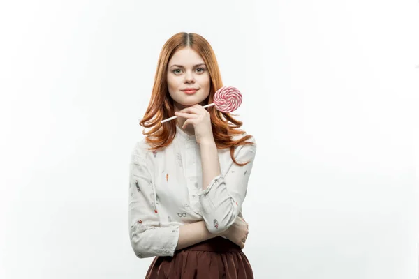 Alegre emocional mujer con piruleta en manos dulces postre — Foto de Stock