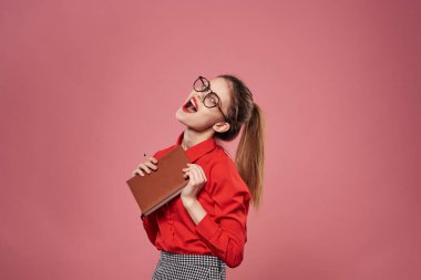 İş kadını ofisi belgeleri pembe arka planı finanse ediyor