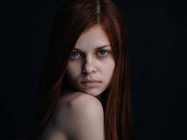 Güzel kadın, kızıl saçlı, siyah arkaplan, gülümseyen model, yakın plan.