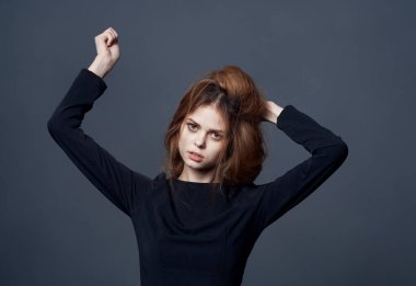 Güzel kadın zarif saç stili moda cazibeli koyu renk elbise