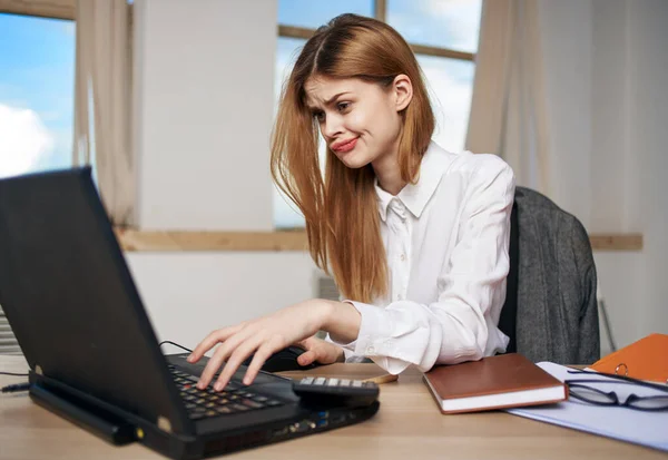 Mujer secretaria escritorio portátil trabajo oficina gerente comunicación —  Fotos de Stock