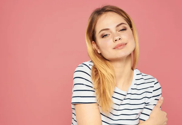 Portrét půvabné blondýny na růžovém pozadí v tričku romantický model oříznutý pohled — Stock fotografie