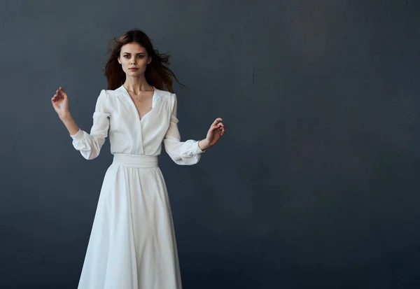 Жінка в білій сукні гламур розкішний стиль життя студійної моделі — стокове фото