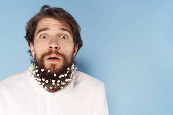 Homme émotionnel fleurs dans la décoration de la barbe t-shirt blanc look recadré — Photo