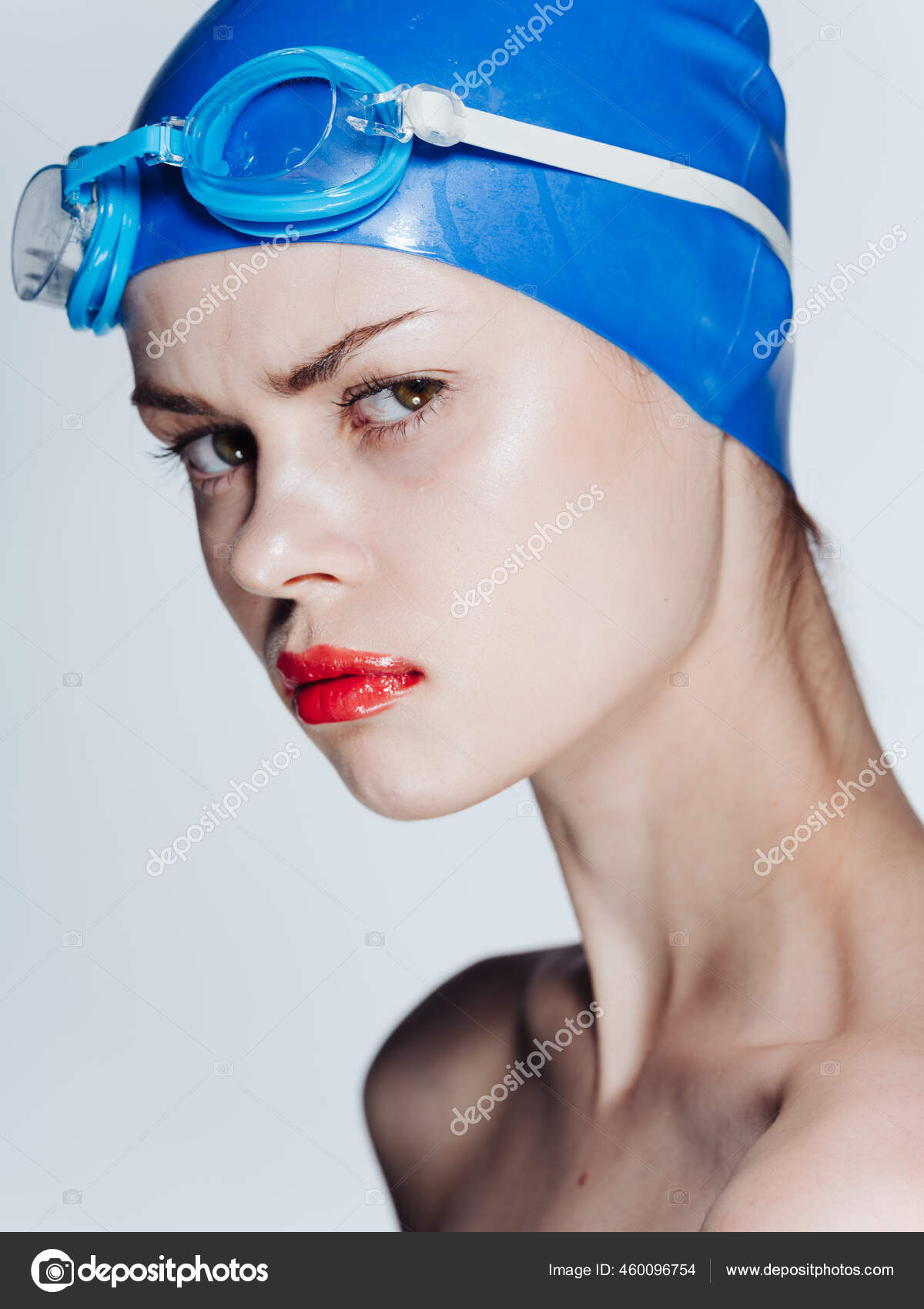 Mujer bonita con gorra de natación y gafas de natación en la piscina