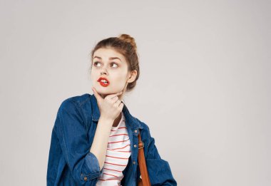 Neşeli moda kadın kıyafetleri sırt çantası kırmızı dudaklar eğlenceli gülümseme