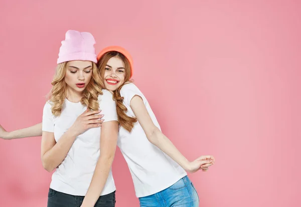 Dos mujeres glamour comunicación glamour rosa fondo — Foto de Stock