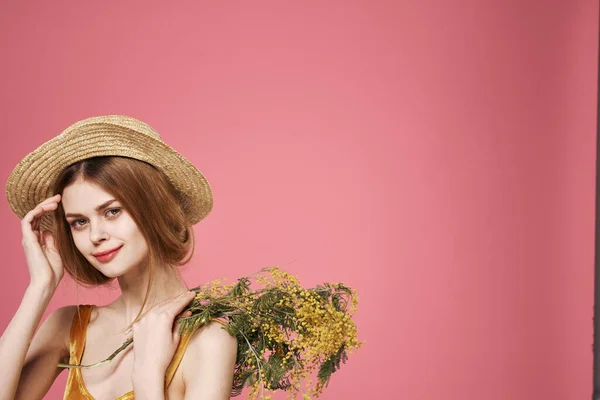 Vacker kvinna i hatt bukett blommor semester gåva rosa bakgrund — Stockfoto
