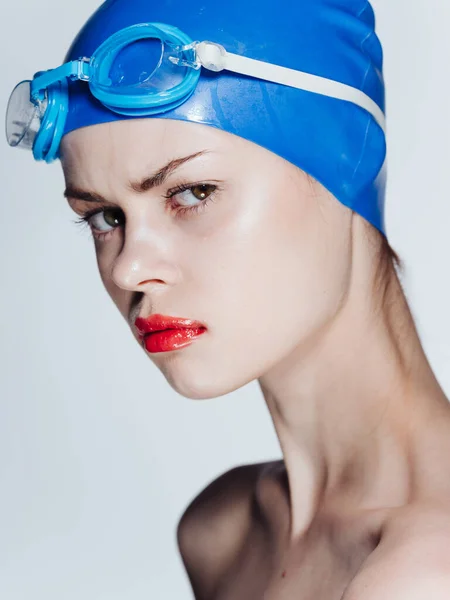 Belle femme rouge lèvre bleu bonnet de bain et des lunettes sur sa tête — Photo