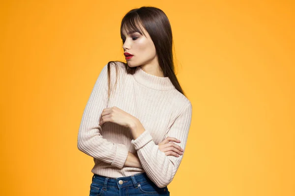 Carino bruna rosso labbra beige maglione giallo sfondo — Foto Stock