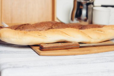 Taze somun ekmeği varilleri mutfak yiyecek istihkakında. 