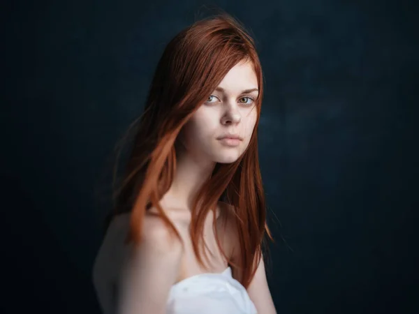 Mulher sexy com cabelo vermelho em um fundo escuro e retrato de toalha branca — Fotografia de Stock