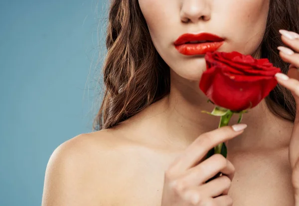 Donna romantica con rosa rossa spalle scoperte e sfondo blu bruna — Foto Stock