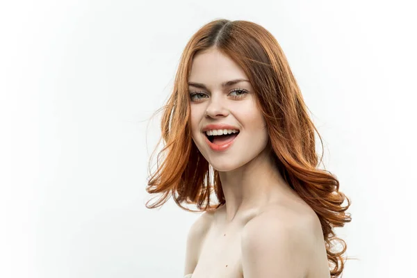 Mulher alegre com ombros nus cabelo solto sorriso pele clara — Fotografia de Stock