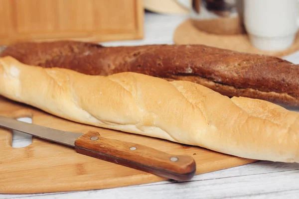 Świeże pieczone bochenki chleba w kuchni — Zdjęcie stockowe
