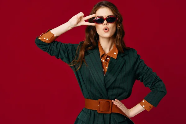 Attraktiv brunett bär solglasögon kostym mode isolerad bakgrund — Stockfoto