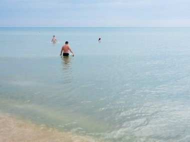 Plajdaki insanlar deniz bulutları berrak su okyanusu