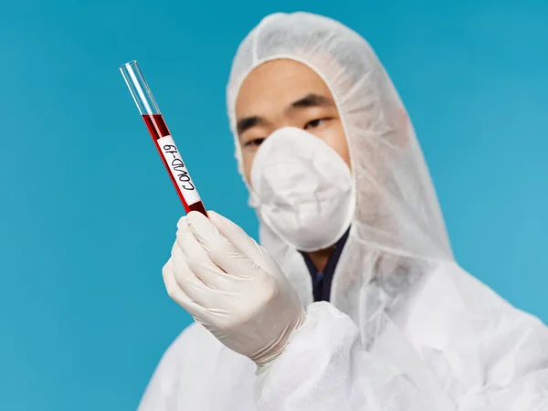 Manlig laboratorieassistent närbild blod för covid-19 diagnostik tester — Stockfoto