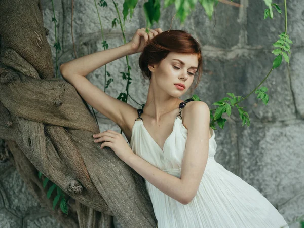 Mulher de vestido branco e verde deixa modelo de natureza de luxo — Fotografia de Stock