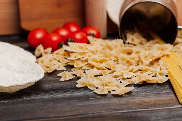 Macarrão italiano tomates cereja placa de corte preparação de alimentos — Fotografia de Stock