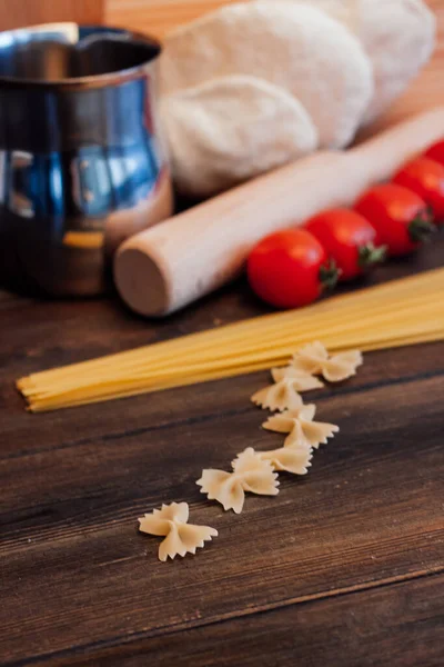 Pasta bord Italiaanse keuken koken kerstomaten lunch — Stockfoto