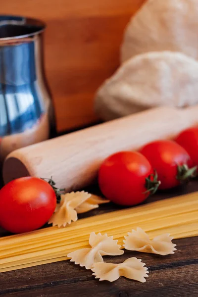 Flour pasta italian cuisine cooking ingredients sauce lunch — Stock Photo, Image