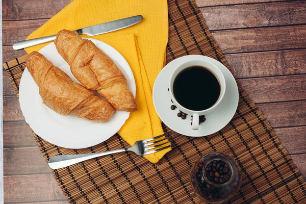 Croissants Untertasse auf der Tischgabel mit einem Messer frisches Gebäck Dessert am Morgen — Stockfoto
